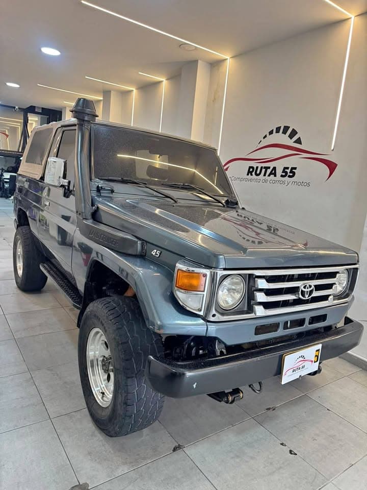 Toyota Land Cruiser FZJ73